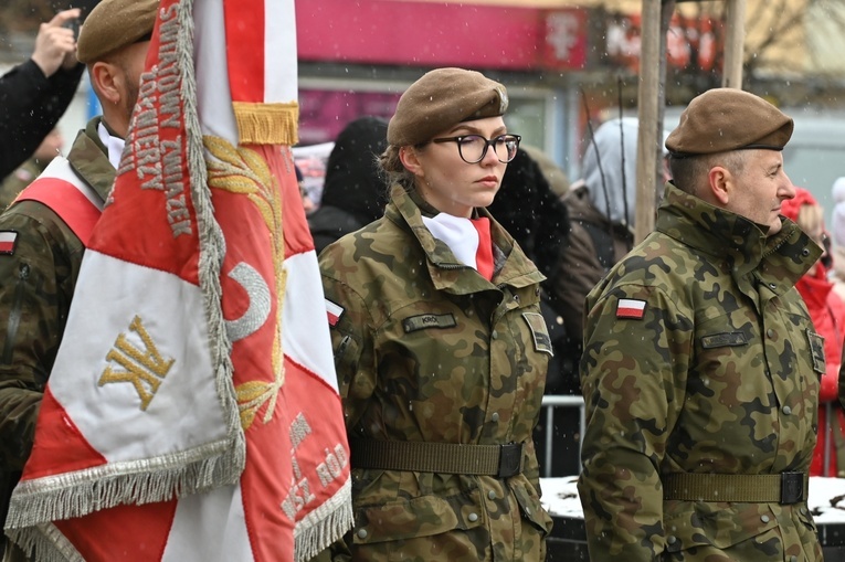 Dzierżoniów. Msza św. i uroczysta przysięga Wojsk Obrony Terytorialnej (WOT)