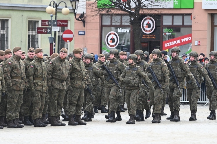 Dzierżoniów. Msza św. i uroczysta przysięga Wojsk Obrony Terytorialnej (WOT)