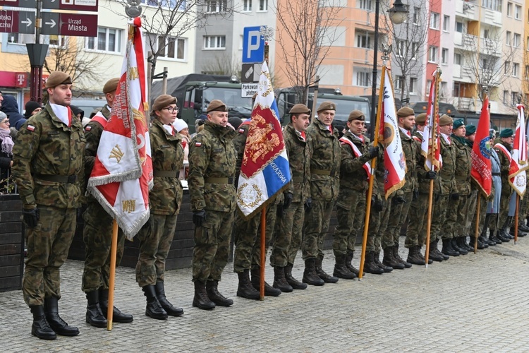 Dzierżoniów. Msza św. i uroczysta przysięga Wojsk Obrony Terytorialnej (WOT)