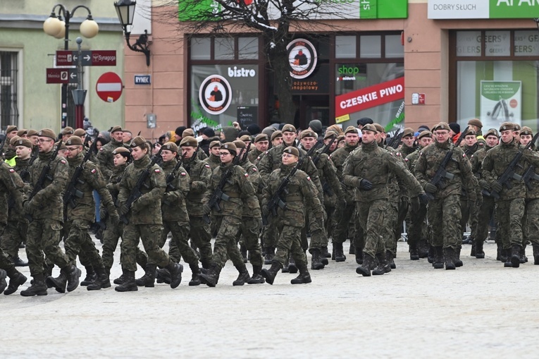 Dzierżoniów. Msza św. i uroczysta przysięga Wojsk Obrony Terytorialnej (WOT)