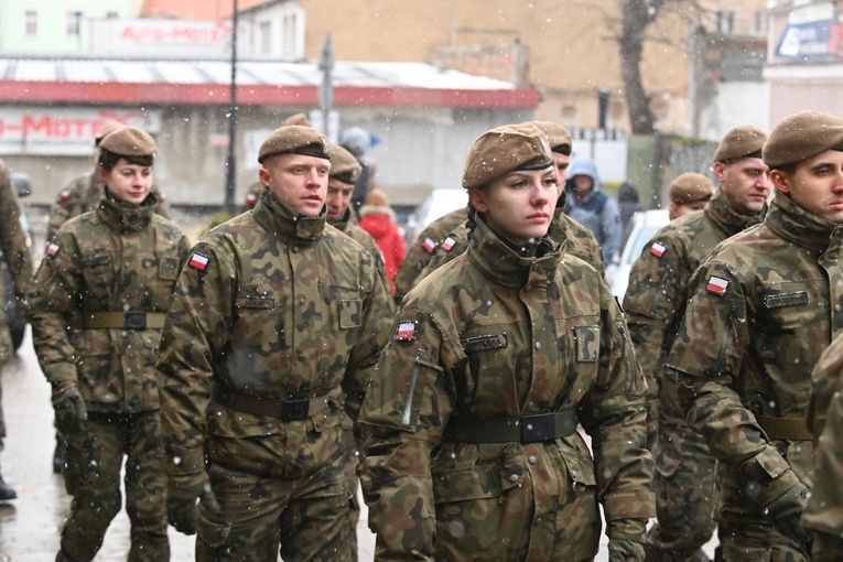 Dzierżoniów. Msza św. i uroczysta przysięga Wojsk Obrony Terytorialnej (WOT)