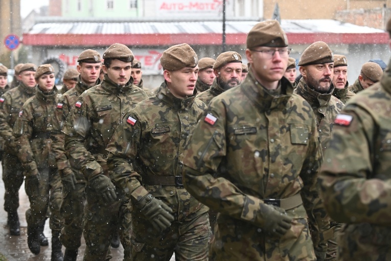 Dzierżoniów. Msza św. i uroczysta przysięga Wojsk Obrony Terytorialnej (WOT)