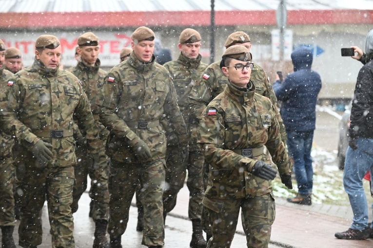 Dzierżoniów. Msza św. i uroczysta przysięga Wojsk Obrony Terytorialnej (WOT)