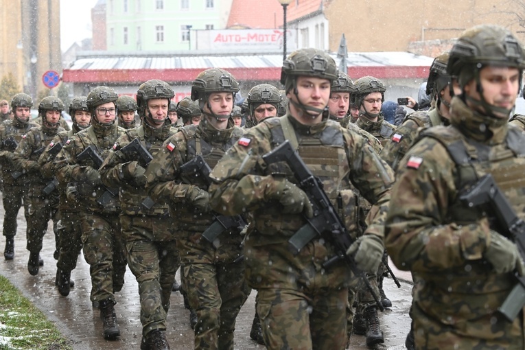 Dzierżoniów. Msza św. i uroczysta przysięga Wojsk Obrony Terytorialnej (WOT)