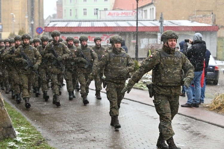 Dzierżoniów. Msza św. i uroczysta przysięga Wojsk Obrony Terytorialnej (WOT)