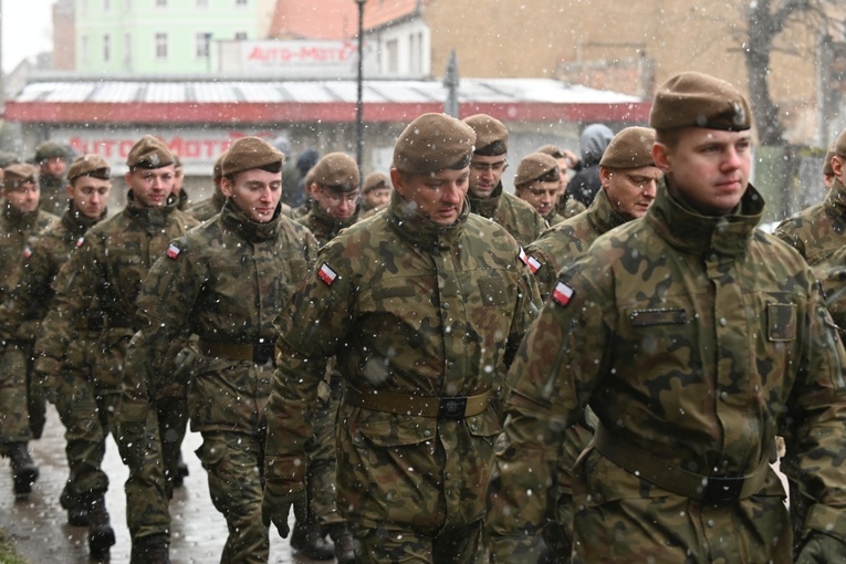 Dzierżoniów. Msza św. i uroczysta przysięga Wojsk Obrony Terytorialnej (WOT)