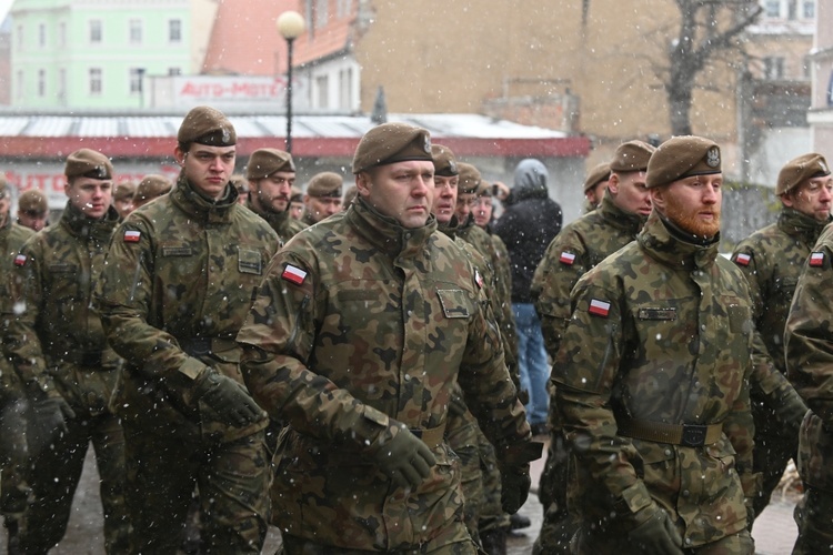 Dzierżoniów. Msza św. i uroczysta przysięga Wojsk Obrony Terytorialnej (WOT)