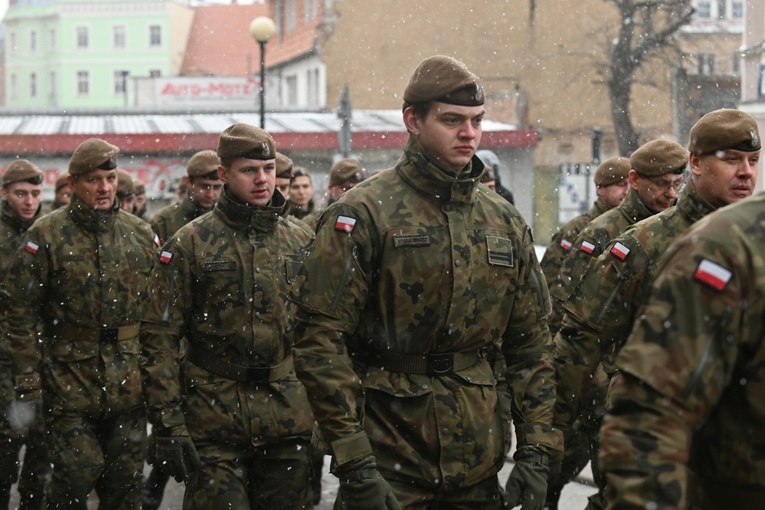 Dzierżoniów. Msza św. i uroczysta przysięga Wojsk Obrony Terytorialnej (WOT)