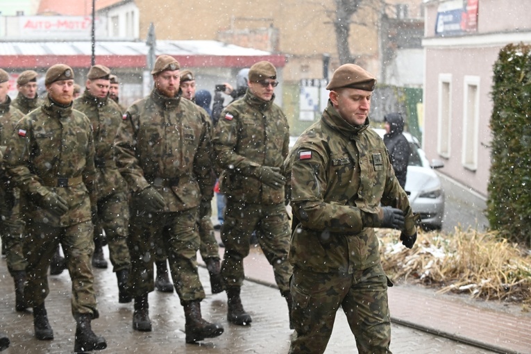 Dzierżoniów. Msza św. i uroczysta przysięga Wojsk Obrony Terytorialnej (WOT)