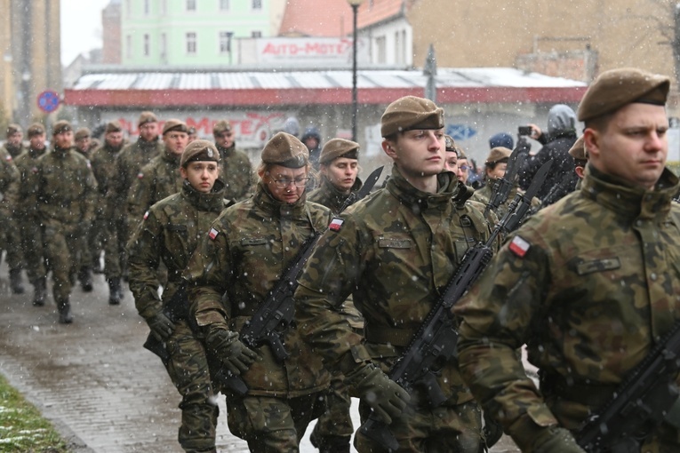 Dzierżoniów. Msza św. i uroczysta przysięga Wojsk Obrony Terytorialnej (WOT)