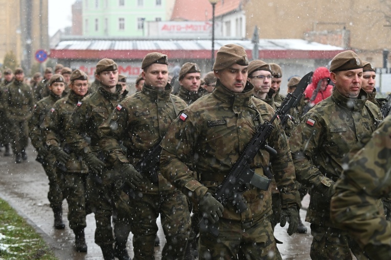 Dzierżoniów. Msza św. i uroczysta przysięga Wojsk Obrony Terytorialnej (WOT)