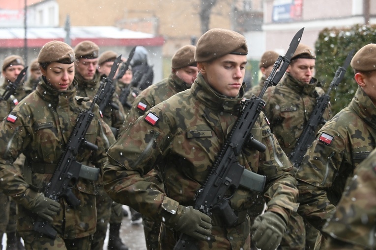 Dzierżoniów. Msza św. i uroczysta przysięga Wojsk Obrony Terytorialnej (WOT)