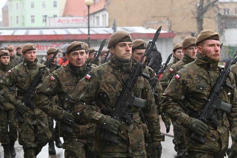 Dzierżoniów. Msza św. i uroczysta przysięga Wojsk Obrony Terytorialnej (WOT)