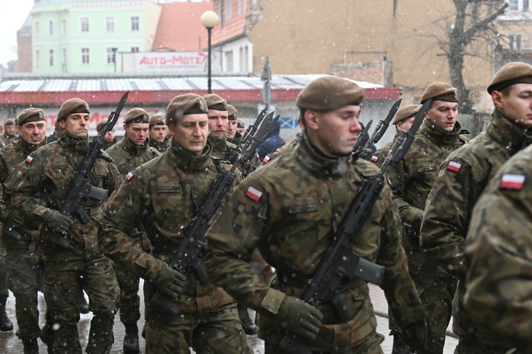 Dzierżoniów. Msza św. i uroczysta przysięga Wojsk Obrony Terytorialnej (WOT)