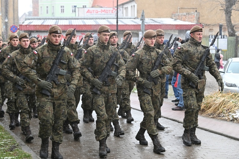 Dzierżoniów. Msza św. i uroczysta przysięga Wojsk Obrony Terytorialnej (WOT)
