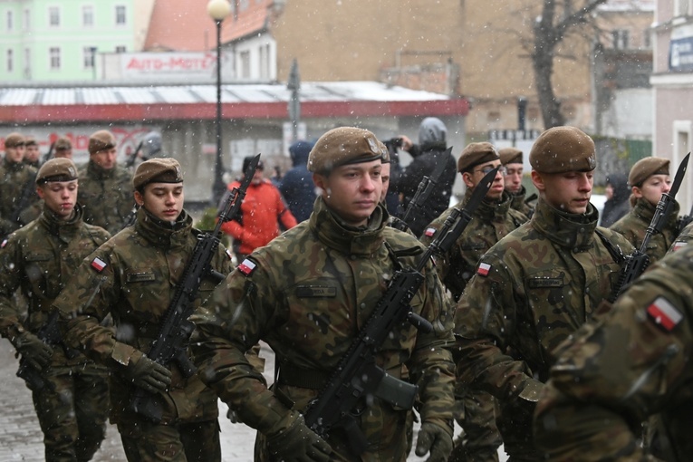 Dzierżoniów. Msza św. i uroczysta przysięga Wojsk Obrony Terytorialnej (WOT)