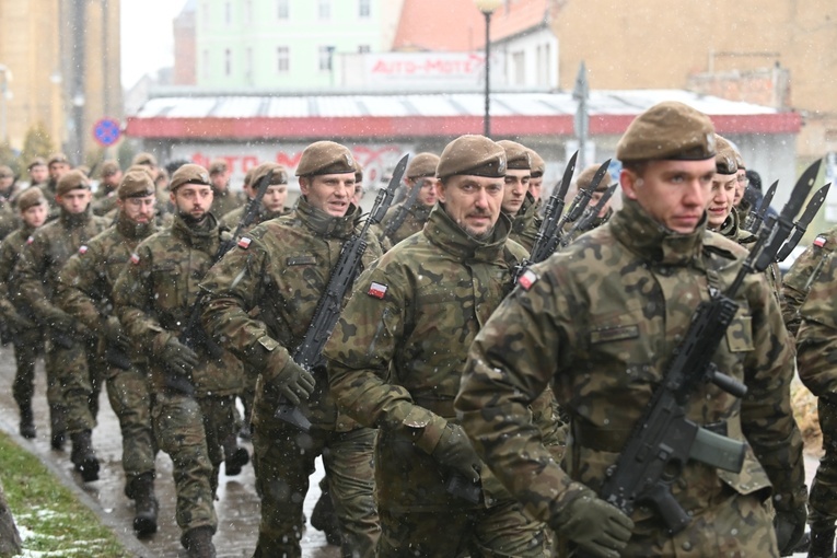 Dzierżoniów. Msza św. i uroczysta przysięga Wojsk Obrony Terytorialnej (WOT)