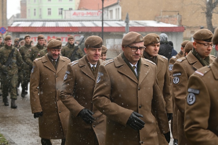 Dzierżoniów. Msza św. i uroczysta przysięga Wojsk Obrony Terytorialnej (WOT)