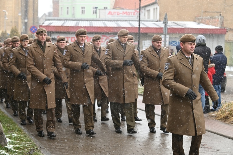 Dzierżoniów. Msza św. i uroczysta przysięga Wojsk Obrony Terytorialnej (WOT)