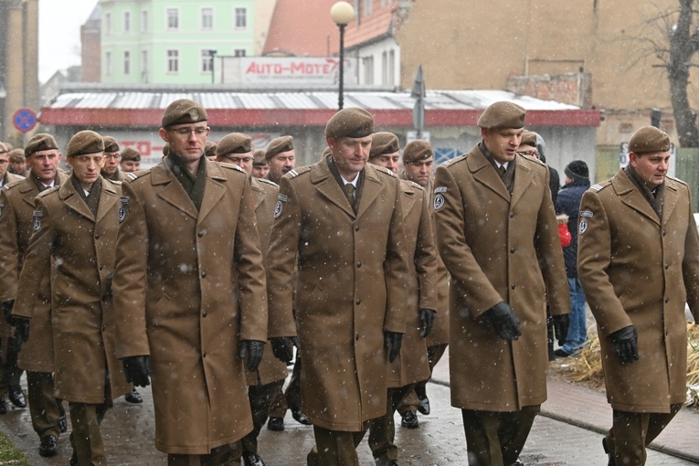 Dzierżoniów. Msza św. i uroczysta przysięga Wojsk Obrony Terytorialnej (WOT)