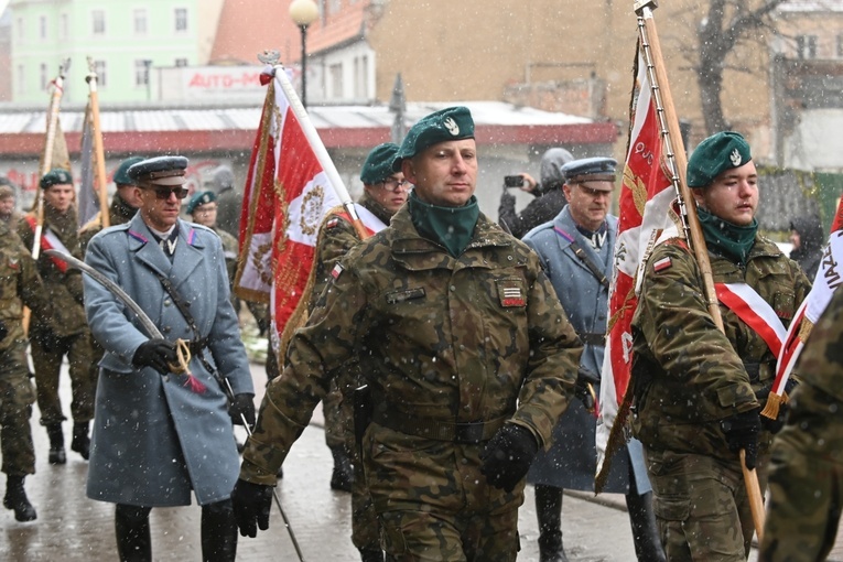 Dzierżoniów. Msza św. i uroczysta przysięga Wojsk Obrony Terytorialnej (WOT)