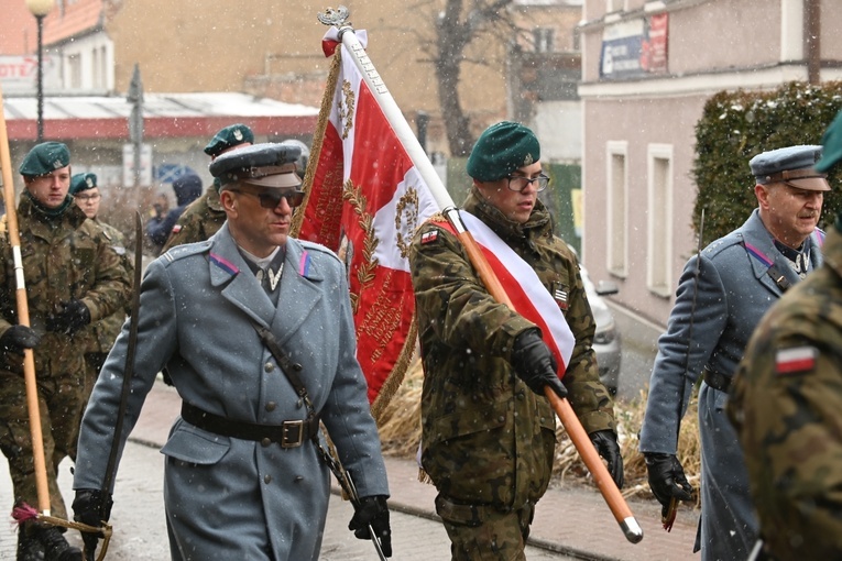 Dzierżoniów. Msza św. i uroczysta przysięga Wojsk Obrony Terytorialnej (WOT)