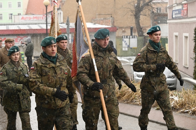 Dzierżoniów. Msza św. i uroczysta przysięga Wojsk Obrony Terytorialnej (WOT)