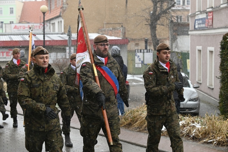 Dzierżoniów. Msza św. i uroczysta przysięga Wojsk Obrony Terytorialnej (WOT)