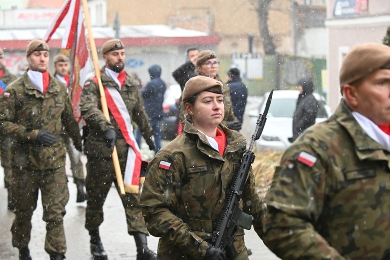 Dzierżoniów. Msza św. i uroczysta przysięga Wojsk Obrony Terytorialnej (WOT)