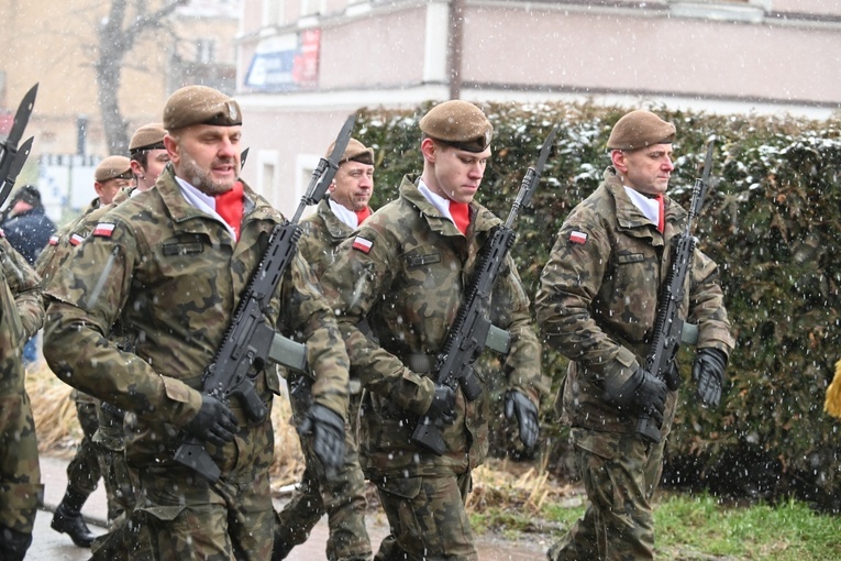 Dzierżoniów. Msza św. i uroczysta przysięga Wojsk Obrony Terytorialnej (WOT)