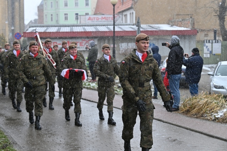 Dzierżoniów. Msza św. i uroczysta przysięga Wojsk Obrony Terytorialnej (WOT)