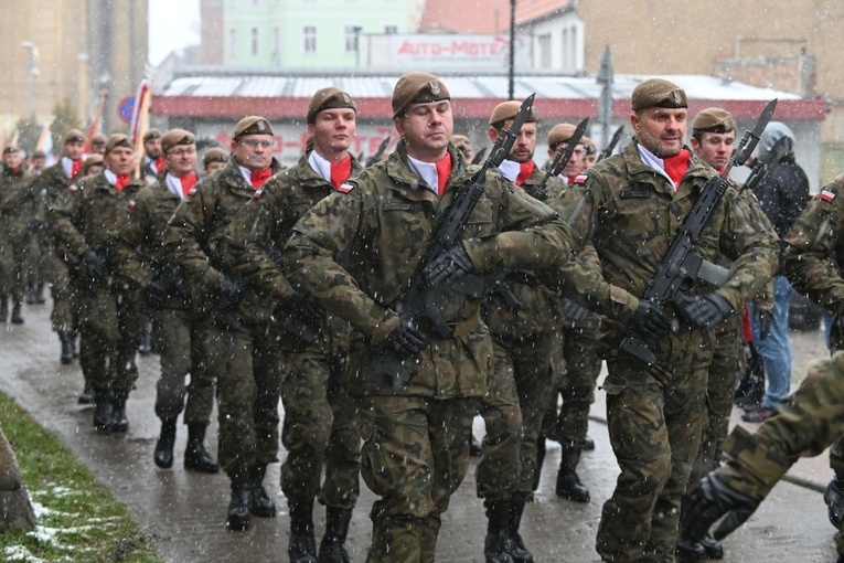Dzierżoniów. Msza św. i uroczysta przysięga Wojsk Obrony Terytorialnej (WOT)