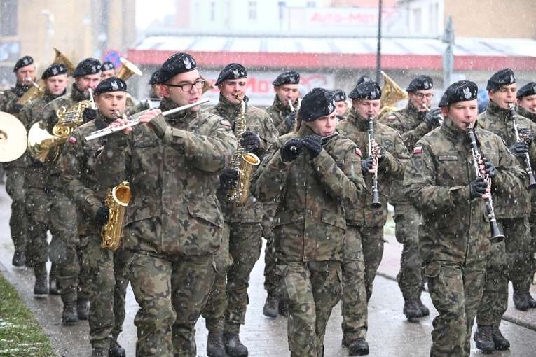 Dzierżoniów. Msza św. i uroczysta przysięga Wojsk Obrony Terytorialnej (WOT)