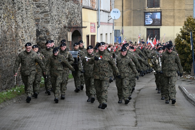 Dzierżoniów. Msza św. i uroczysta przysięga Wojsk Obrony Terytorialnej (WOT)