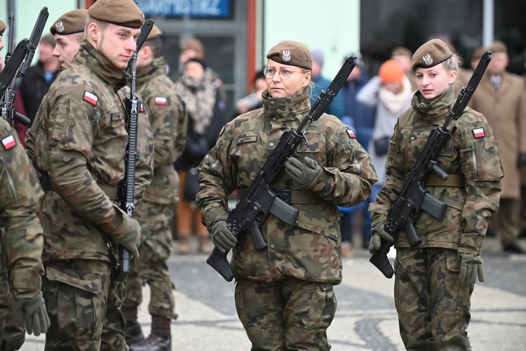 Dzierżoniów. Msza św. i uroczysta przysięga Wojsk Obrony Terytorialnej (WOT)