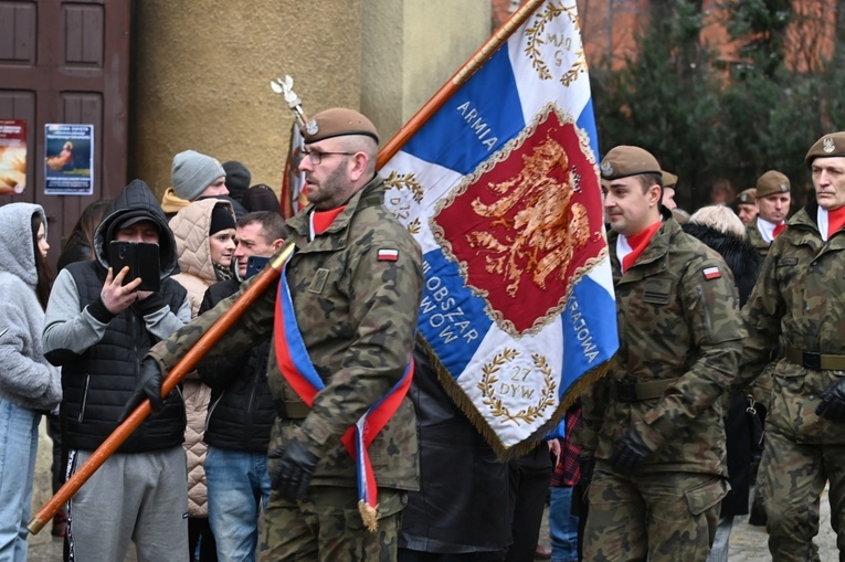 Dzierżoniów. Msza św. i uroczysta przysięga Wojsk Obrony Terytorialnej (WOT)
