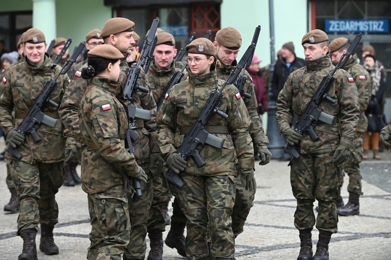 Dzierżoniów. Msza św. i uroczysta przysięga Wojsk Obrony Terytorialnej (WOT)