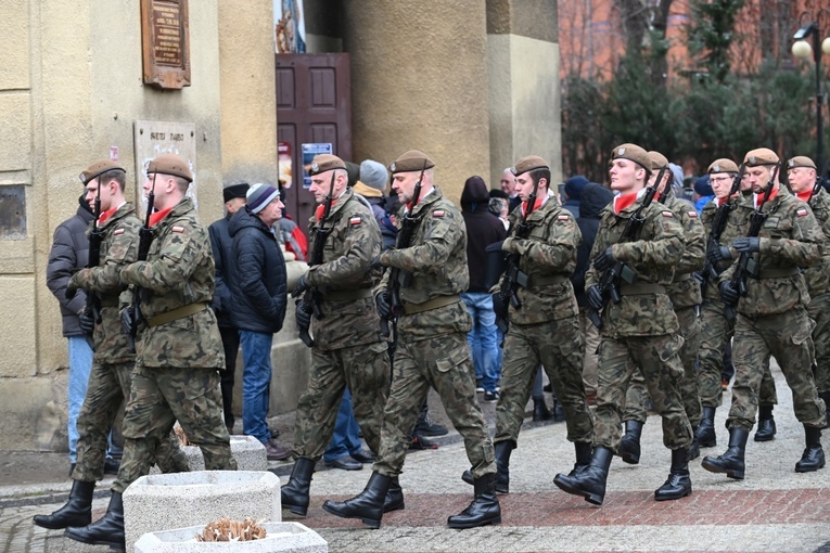Dzierżoniów. Msza św. i uroczysta przysięga Wojsk Obrony Terytorialnej (WOT)