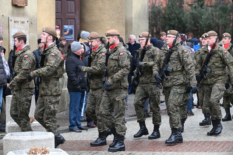 Dzierżoniów. Msza św. i uroczysta przysięga Wojsk Obrony Terytorialnej (WOT)