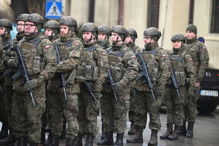 Dzierżoniów. Msza św. i uroczysta przysięga Wojsk Obrony Terytorialnej (WOT)