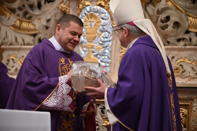 Dzierżoniów. Msza św. i uroczysta przysięga Wojsk Obrony Terytorialnej (WOT)