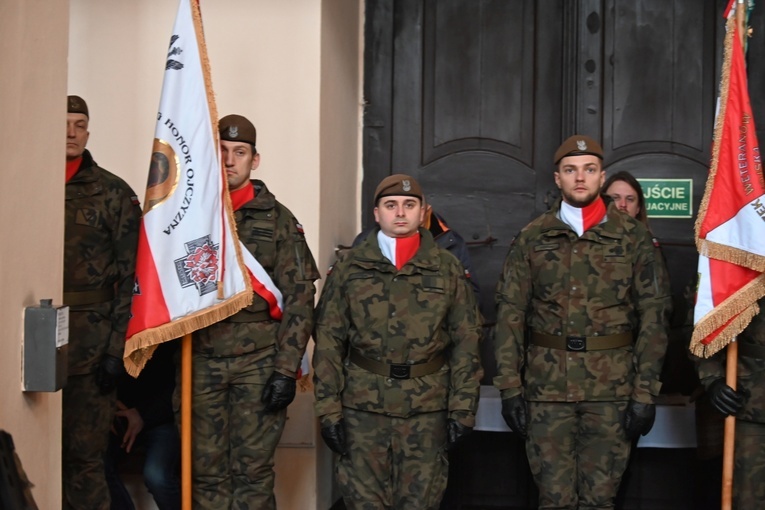 Dzierżoniów. Msza św. i uroczysta przysięga Wojsk Obrony Terytorialnej (WOT)