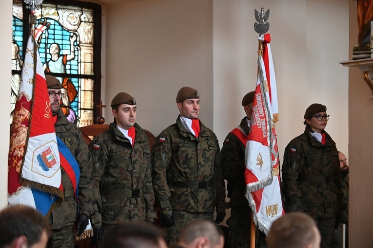 Dzierżoniów. Msza św. i uroczysta przysięga Wojsk Obrony Terytorialnej (WOT)