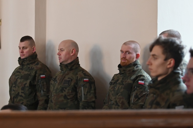 Dzierżoniów. Msza św. i uroczysta przysięga Wojsk Obrony Terytorialnej (WOT)