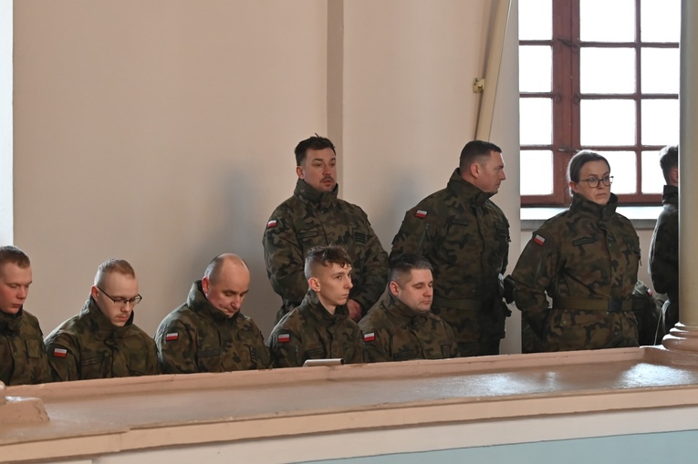 Dzierżoniów. Msza św. i uroczysta przysięga Wojsk Obrony Terytorialnej (WOT)