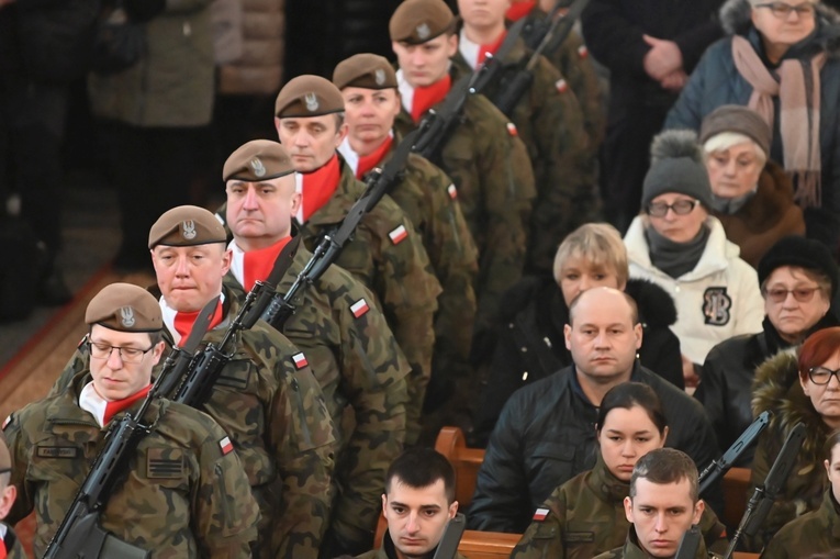 Dzierżoniów. Msza św. i uroczysta przysięga Wojsk Obrony Terytorialnej (WOT)