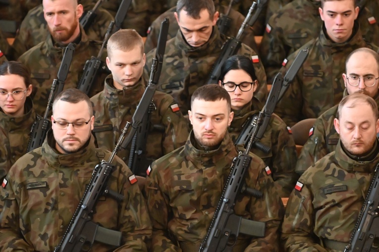 Dzierżoniów. Msza św. i uroczysta przysięga Wojsk Obrony Terytorialnej (WOT)