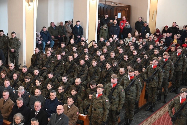 Dzierżoniów. Msza św. i uroczysta przysięga Wojsk Obrony Terytorialnej (WOT)