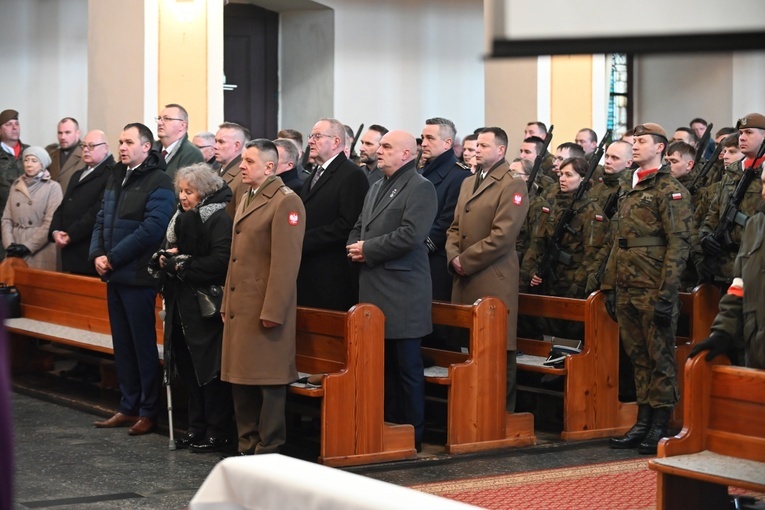 Dzierżoniów. Msza św. i uroczysta przysięga Wojsk Obrony Terytorialnej (WOT)