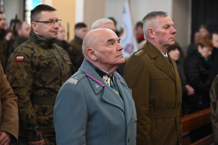 Dzierżoniów. Msza św. i uroczysta przysięga Wojsk Obrony Terytorialnej (WOT)